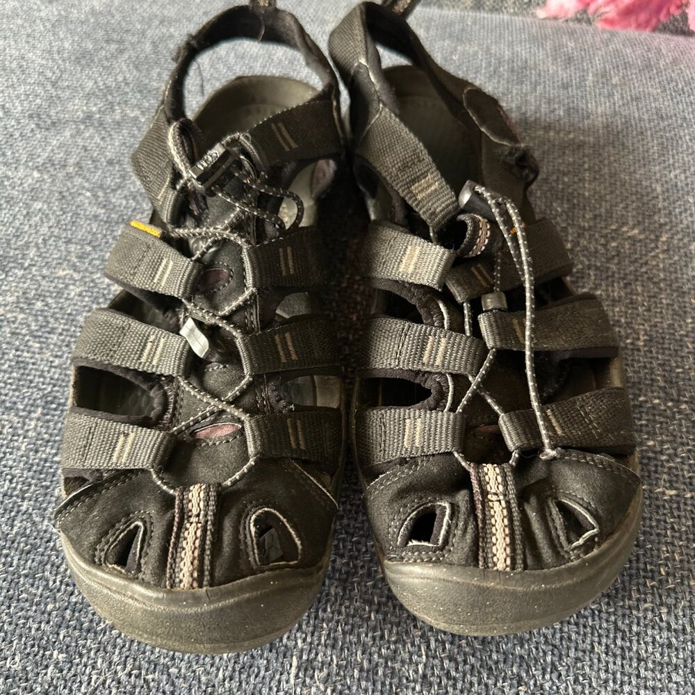 KEEN WOMENS SANDELS SIZE 8 black